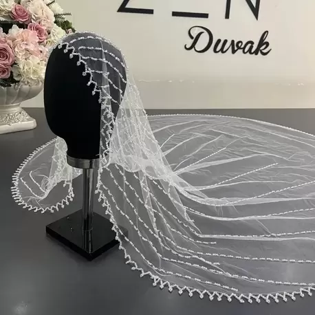 Beyaz kenar detaylı nakışlı gelin duvağı