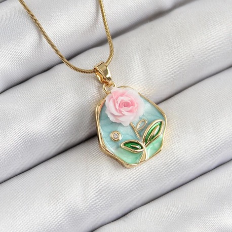 Pembe ve Yeşil Sanatsal Portre Gül Figürlü Beşgen Model Gold Renk Kolye