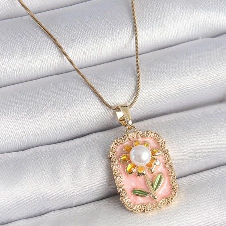 Gold Renk Pembe Mineli İncli Papatya Model Portre Model Kolye