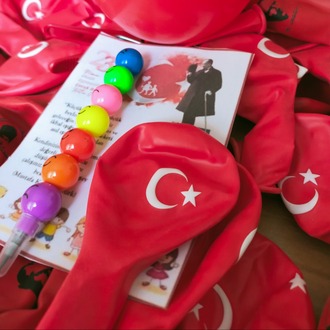 Yumurtlayan kalem&özel gün kartı&kırmızı bayraklı balon