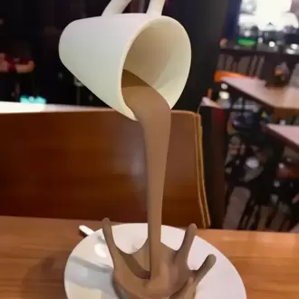Havada Asılı Kalan Kahve Tasarımlı Dekoratif Obje