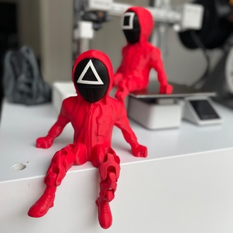 Squid Game Asker Figürü 3D Baskı – Değiştirilebilir Kafalı
