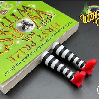 Çizgili bacak tasarımı kitap ayracı