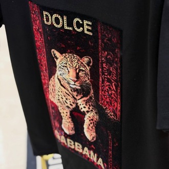 Dolce & Gabbana Leopar Baskılı Siyah T-Shirt – Premium Tasarım