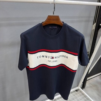 Tommy Hilfiger Logo Şeritli Lacivert T-Shirt – Sportif & Şık Tasarım