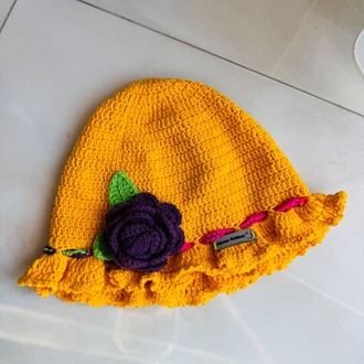 Turuncu, fırfır kenarlı gül detaylı şapka