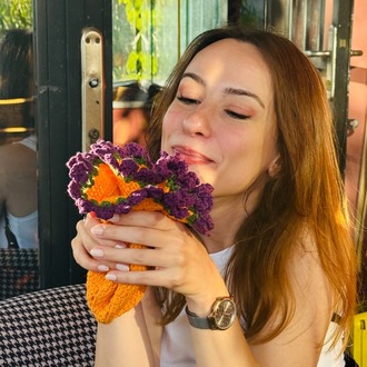 Turuncu, fırfır kenarlı çiçek detaylı şapka