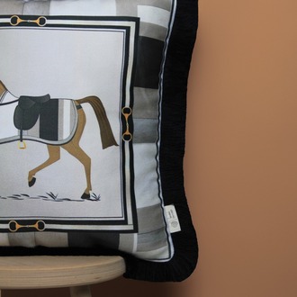 Siyah Beyaz Çizgili At Desen 43x43 cm Kırlent Kılıfı
