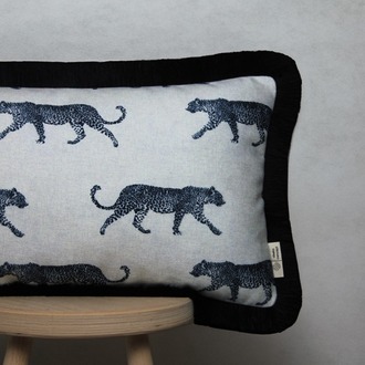 Siyah Püsküllü, Leopar Desen 30x50cm Dikdörtgen Kırlent Kılıfı
