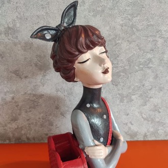 Gri Kazaklı ve Siyah Süveterli Kadın biblo