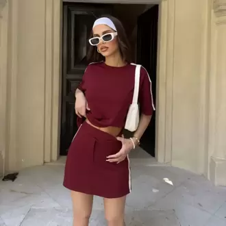 Yumuşak dokulu Kumaş Kadın Parçalı Bisiklet Yaka T-shirt Mini Şortlu Etek İkili Takım -Bordo