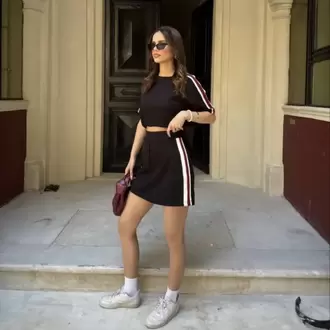Yumuşak dokulu Kumaş Parçalı Bisiklet Yaka T-shirt Mini Şortlu Etek İkili Takım - Siyah