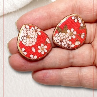 Akari Koleksiyonu Hanami Seri Sakura Motifli Kırmızı Polimer Kil Küpe 