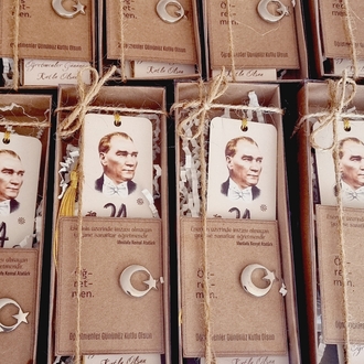 Broş, Ayraç Ve Çikolata