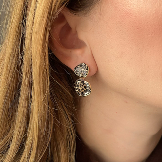 Sallantılı leopar küpe