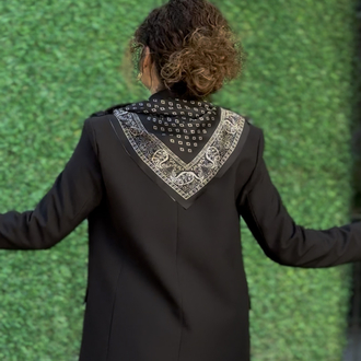 Fularlı klasik takım siyah