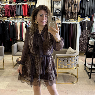 Kahve fularlı dantel detaylı elbise