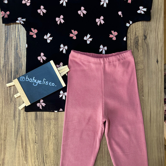 Siyah üzerine pembe fiyonk desenli t-shirt kaprili takım
