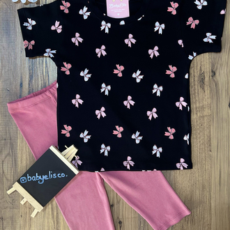 Siyah üzerine pembe fiyonk desenli t-shirt kaprili takım