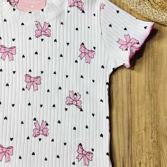 Kısa kollu fiyonk desenli body pembe diz altı kapri takım