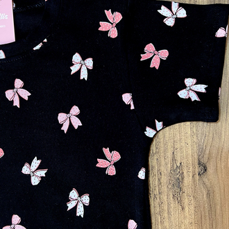 Siyah üzerine pembe fiyonk desenli t-shirt kaprili takım