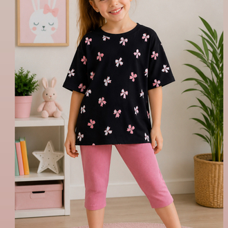 Siyah üzerine pembe fiyonk desenli t-shirt kaprili takım