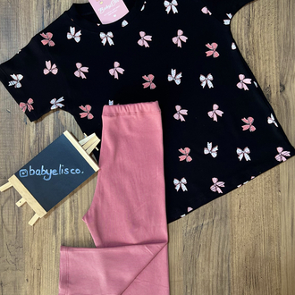 Siyah üzerine pembe fiyonk desenli t-shirt kaprili takım