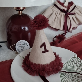 Bordo krem yaka ve party şapkası