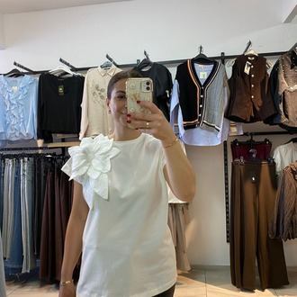 Beyaz, büyük çiçek detay tshirt
