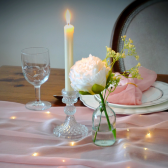 Romantik Masal: Sevgiliye Romantik Masa Süsleme & Pudra Pembe Runner Seti (2 Kişilik)
