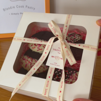 Burgundy Cookie Box (Cacao & White Chocolate)