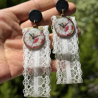 Vintage Saat Kadranı & Beyaz Dantel Detaylı Sallantılı Bijuteri Küpe