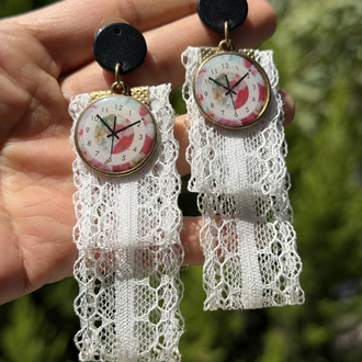 Vintage Saat Kadranı & Beyaz Dantel Detaylı Sallantılı Bijuteri Küpe