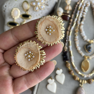 İnci Detaylı Gold Çerçeveli Tül Çiçek Küpe