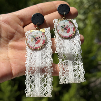Vintage Saat Kadranı & Beyaz Dantel Detaylı Sallantılı Bijuteri Küpe