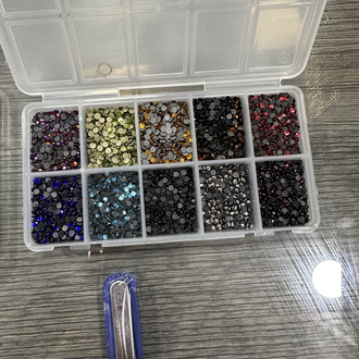 BEDAZZLE 20 Bölmeli Küçük ve Büyük Taş – Yapıştırıcı, Kalem, Cımbız ve Tepsili