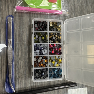 BEDAZZLE 20 Bölmeli Küçük ve Büyük Taş – Yapıştırıcı, Kalem, Cımbız ve Tepsili