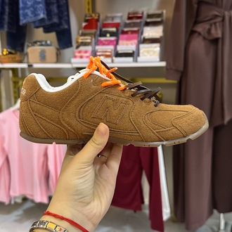 SNEAKER