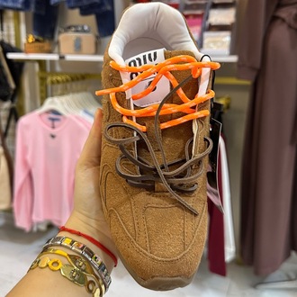 SNEAKER