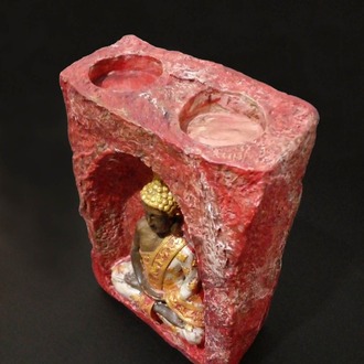 Kırmızı-Beyaz Renkli Mağara İçinde Kahverengi-Beyaz Buda Tealight Mumluk