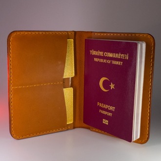 El Yapımı Deri Pasaport Kılıfı – Minimal ve Fonksiyonel Seyahat Cüzdanı