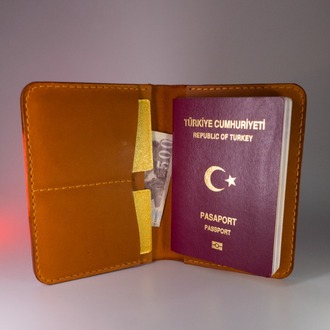El Yapımı Deri Pasaport Kılıfı – Minimal ve Fonksiyonel Seyahat Cüzdanı