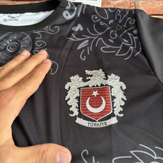 Siyah Bozkurt Forma Kabartmalı Yetişkin Kısa Kollu 
