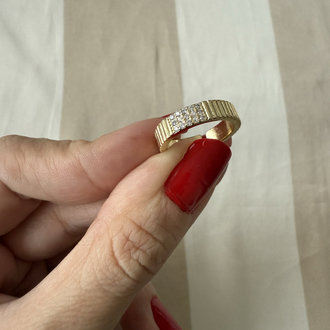 Tırtıklı minik taşlı gold yüzük