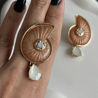 Bej salyangoz opal taşlı küpe