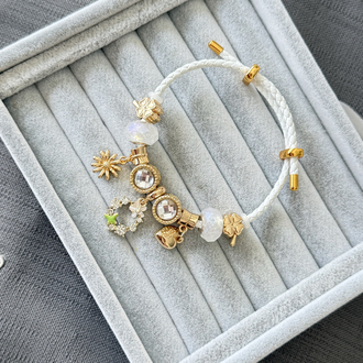 Beyaz örgü deri gold charmlı bileklik