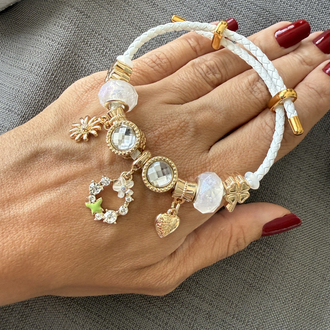 Beyaz örgü deri gold charmlı bileklik