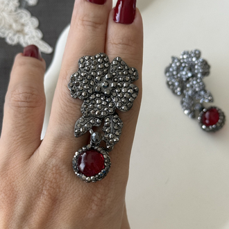 Bordo taşlı antrasit kristal çiçek küpe