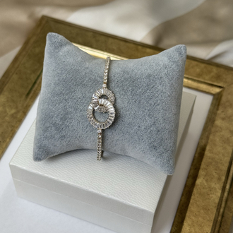 İçiçe geçmiş baget taşlı gold suyolu bileklik