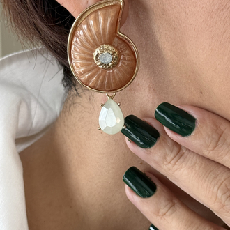 Bej salyangoz opal taşlı küpe